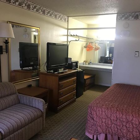 Tyler Inn & Suites Екстер'єр фото