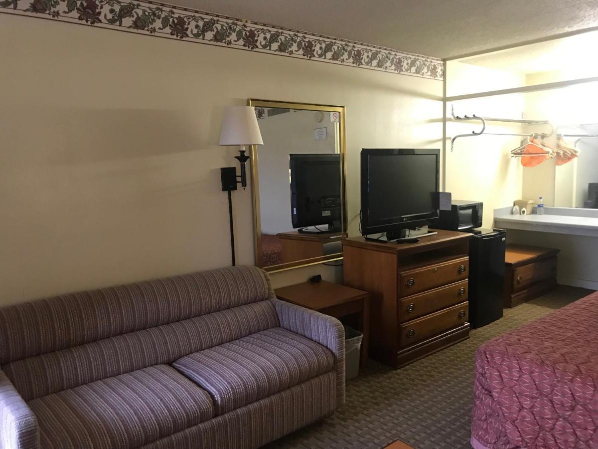 Tyler Inn & Suites Екстер'єр фото