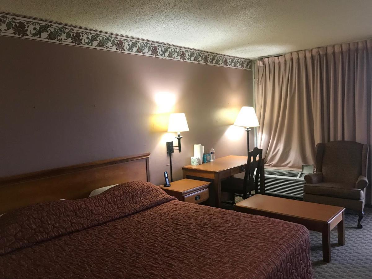 Tyler Inn & Suites Екстер'єр фото