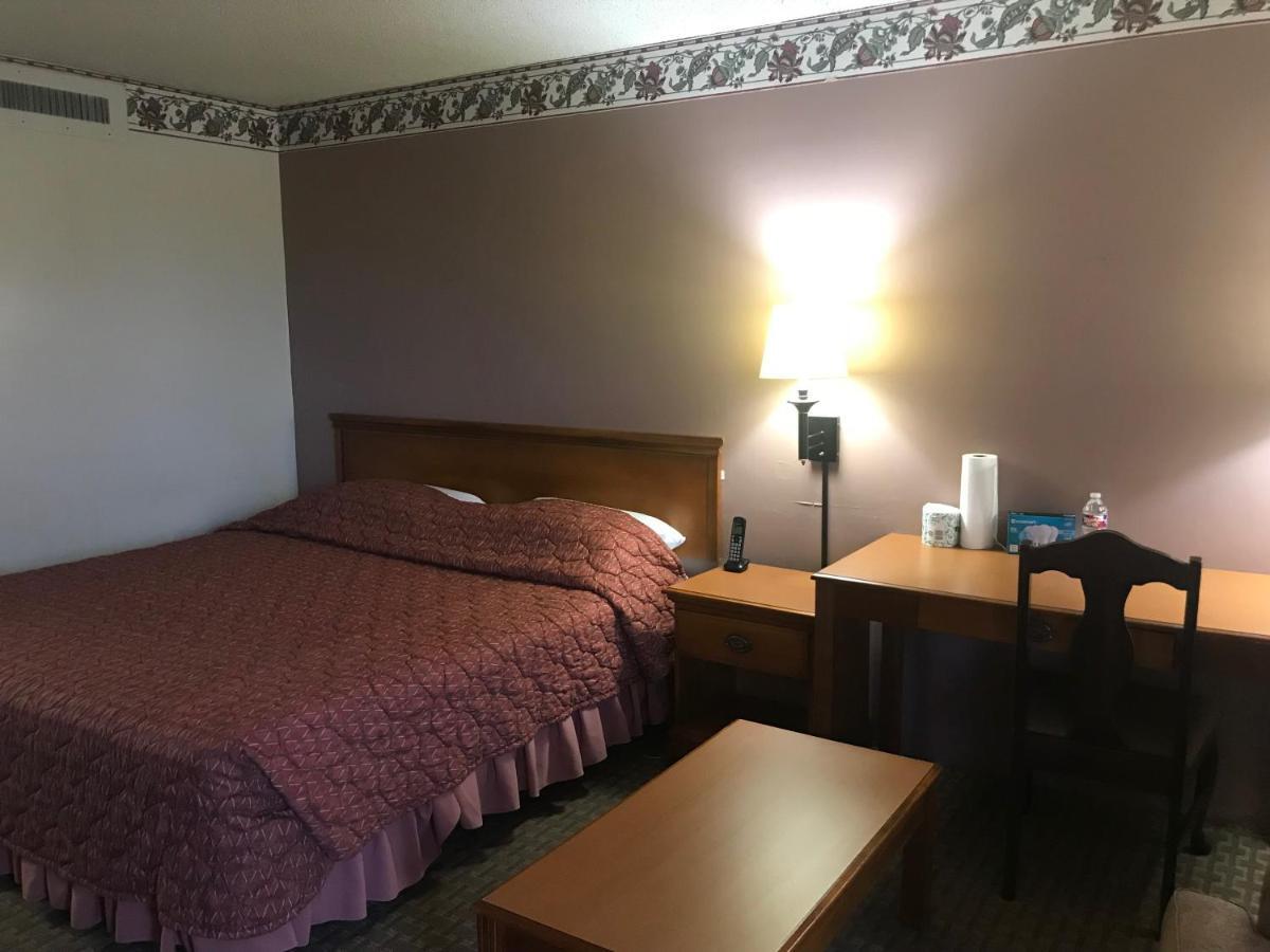 Tyler Inn & Suites Екстер'єр фото