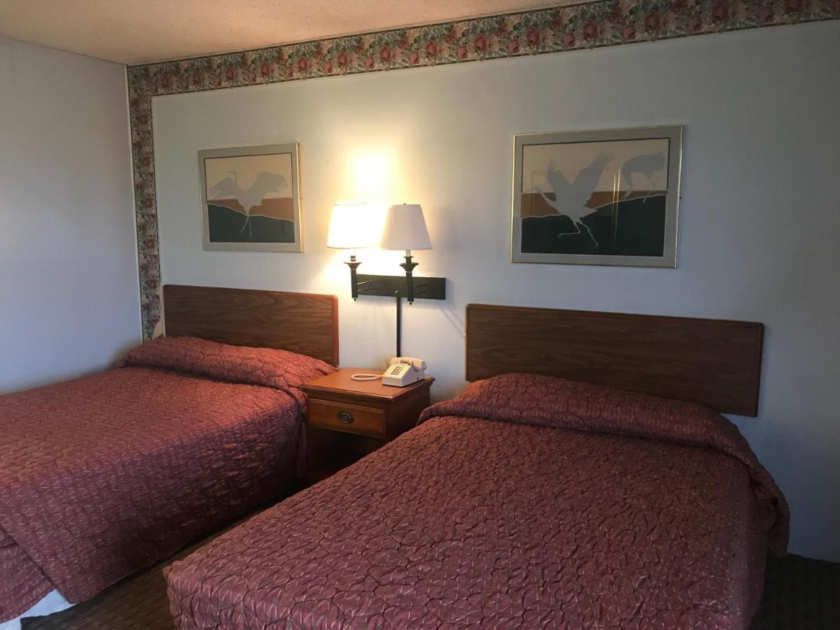 Tyler Inn & Suites Екстер'єр фото