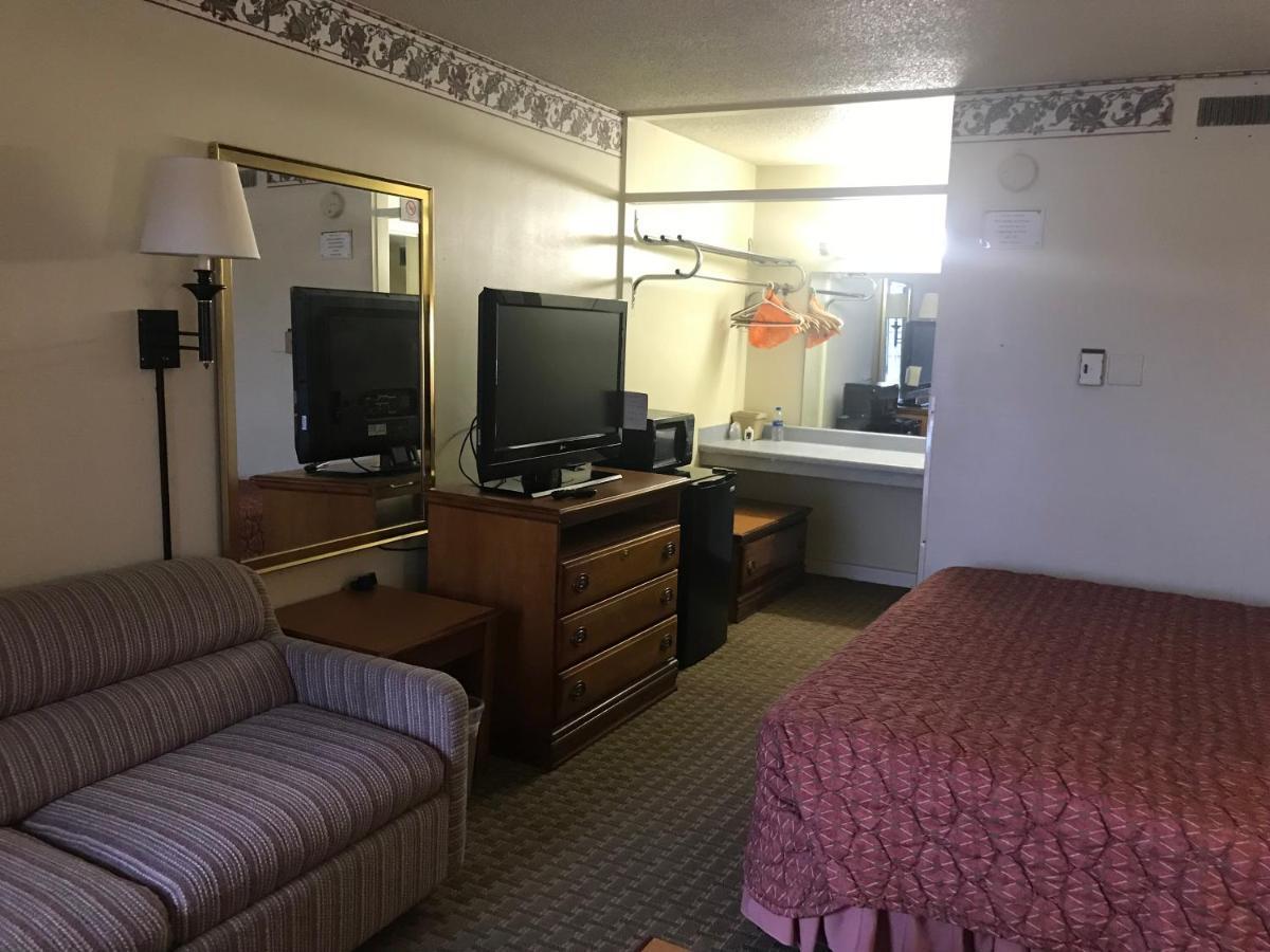 Tyler Inn & Suites Екстер'єр фото