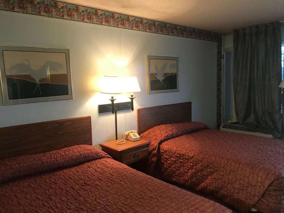Tyler Inn & Suites Екстер'єр фото